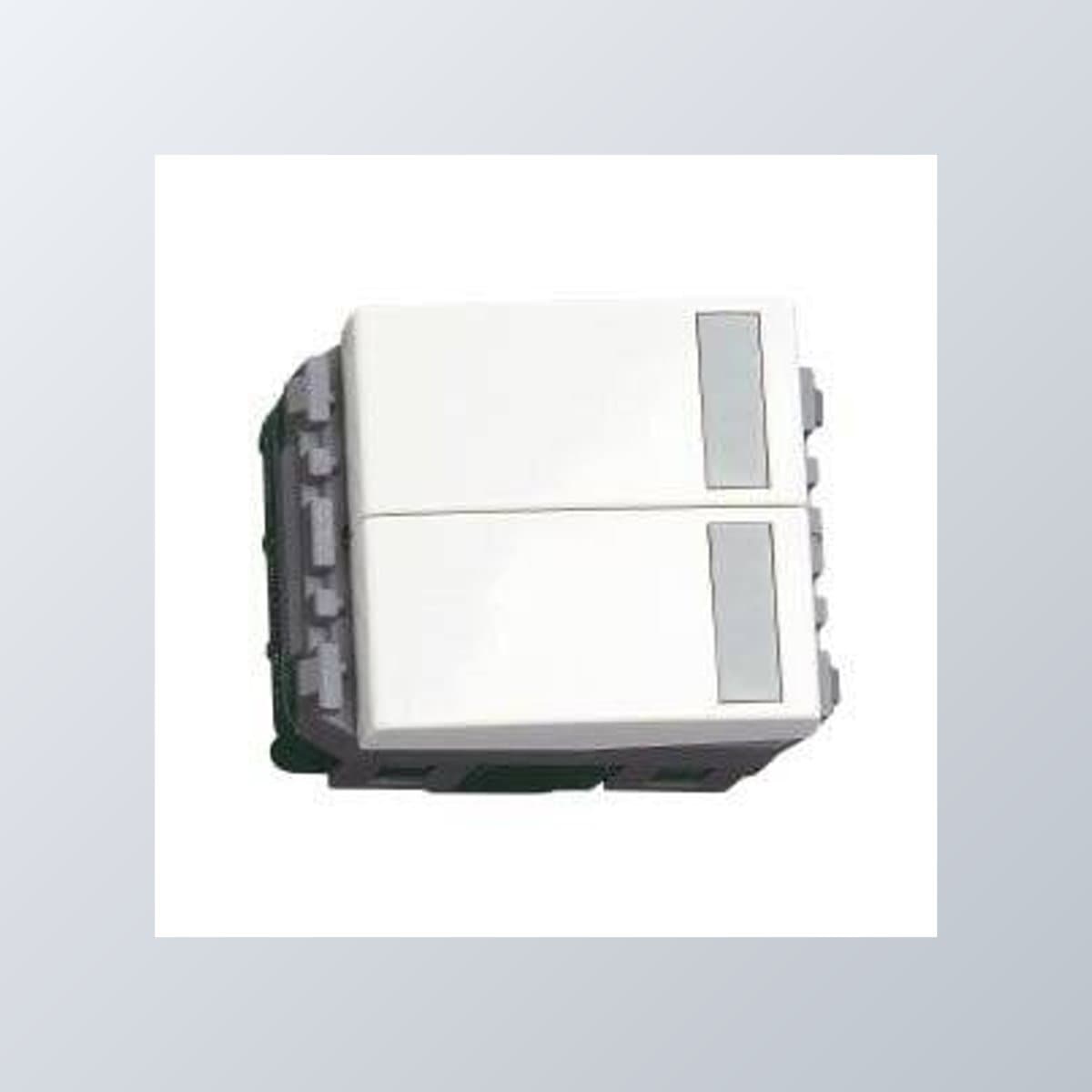 Công tắc C, 2 chiều, loại đôi, cỡ trung Refina Wide Panasonic chụp góc nghiêng 3/4, thấy rõ mặt và cạnh bên
