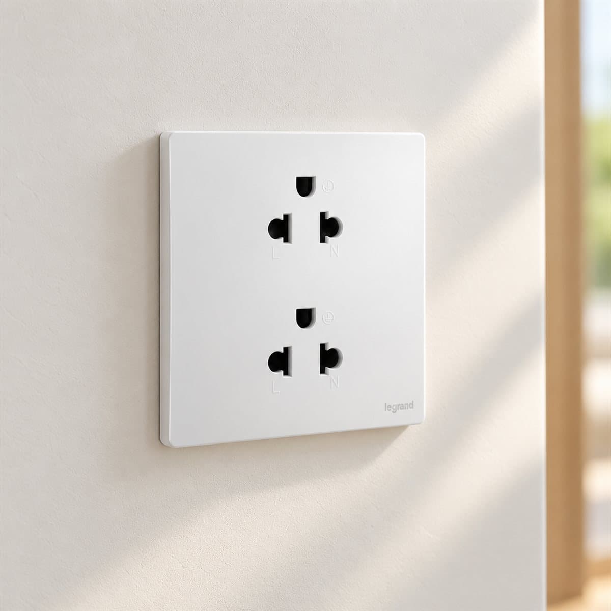 Ổ cắm đôi 3 chấu Mallia Senses Legrand đã lắp đặt trong nhà