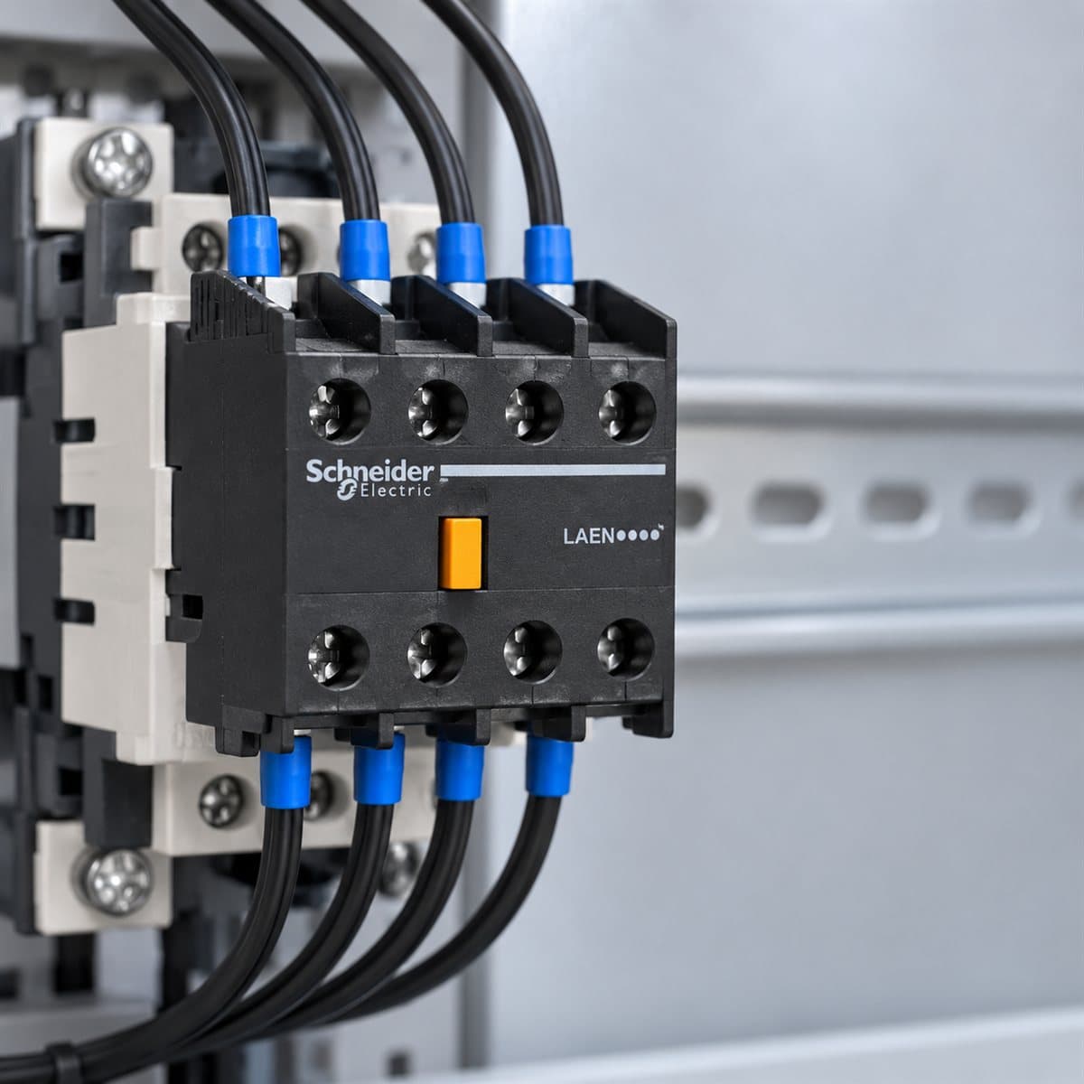 Khối tiếp điểm phụ LAEN EasyPact TVS Schneider đã lắp đặt trong nhà