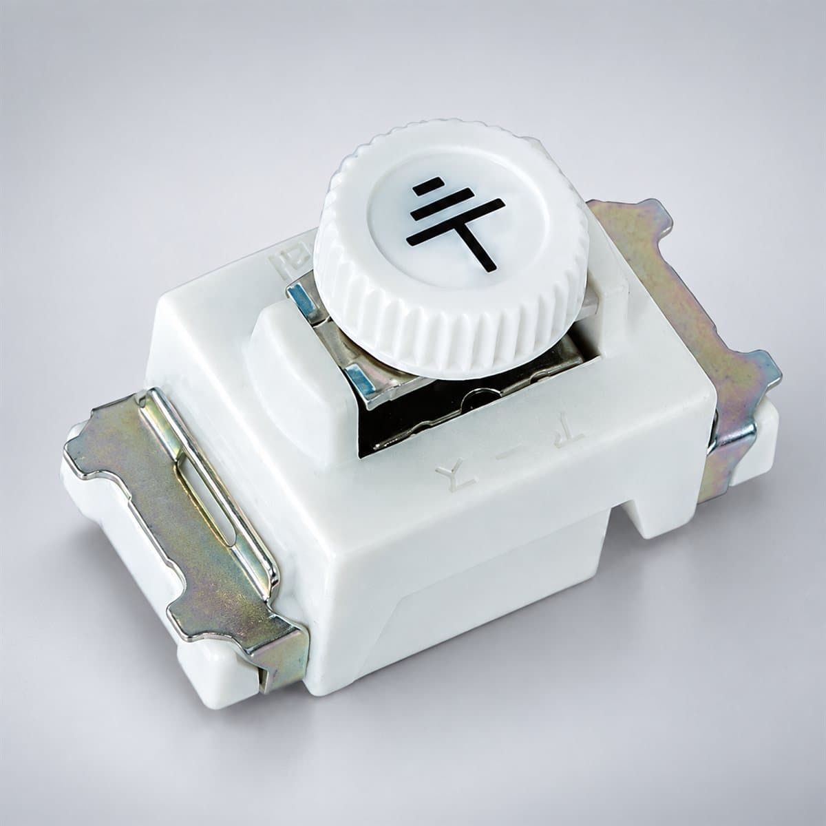 Trạm nối đất Panasonic chụp góc nghiêng 3/4, thấy rõ mặt và cạnh bên
