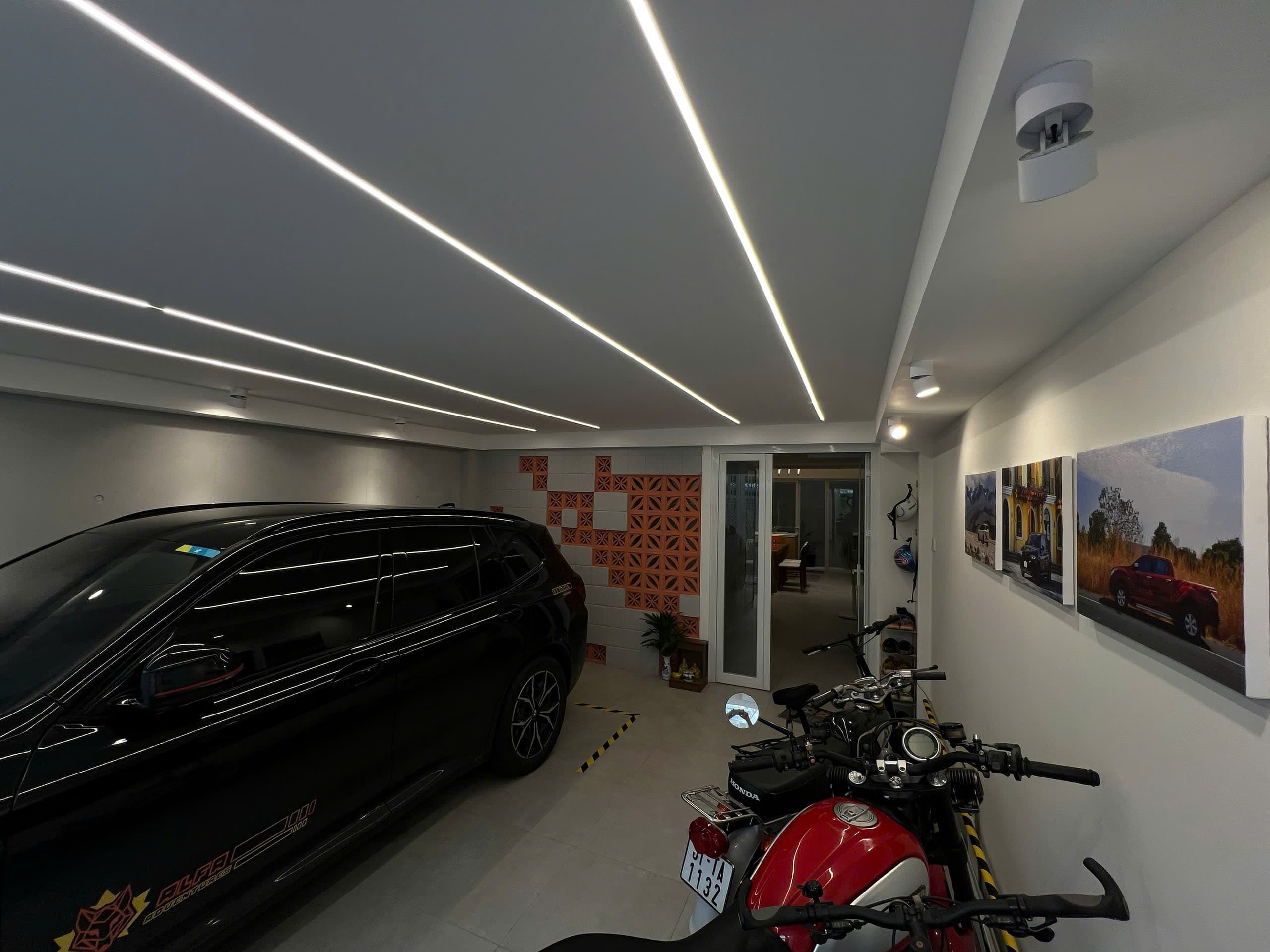 Ánh sáng linear kết hợp spotlight giúp garage vừa đủ sáng vừa có chiều sâu thị giác.