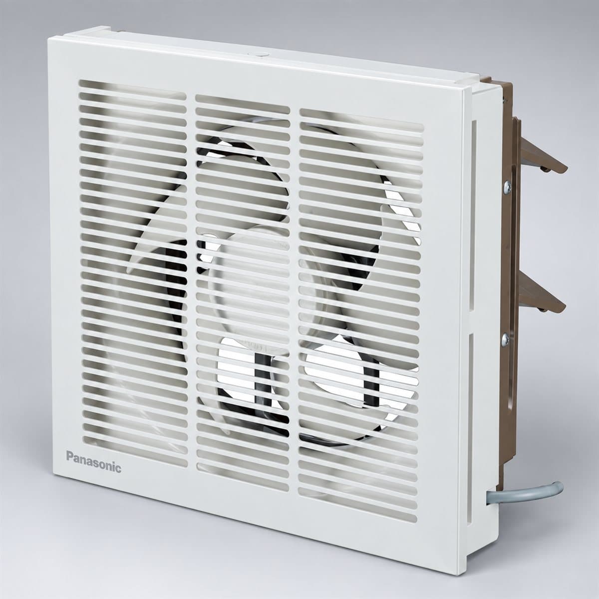 Quạt hút gắn tường 2 chiều, có màn che Panasonic chụp góc nghiêng 3/4, thấy rõ mặt và cạnh bên