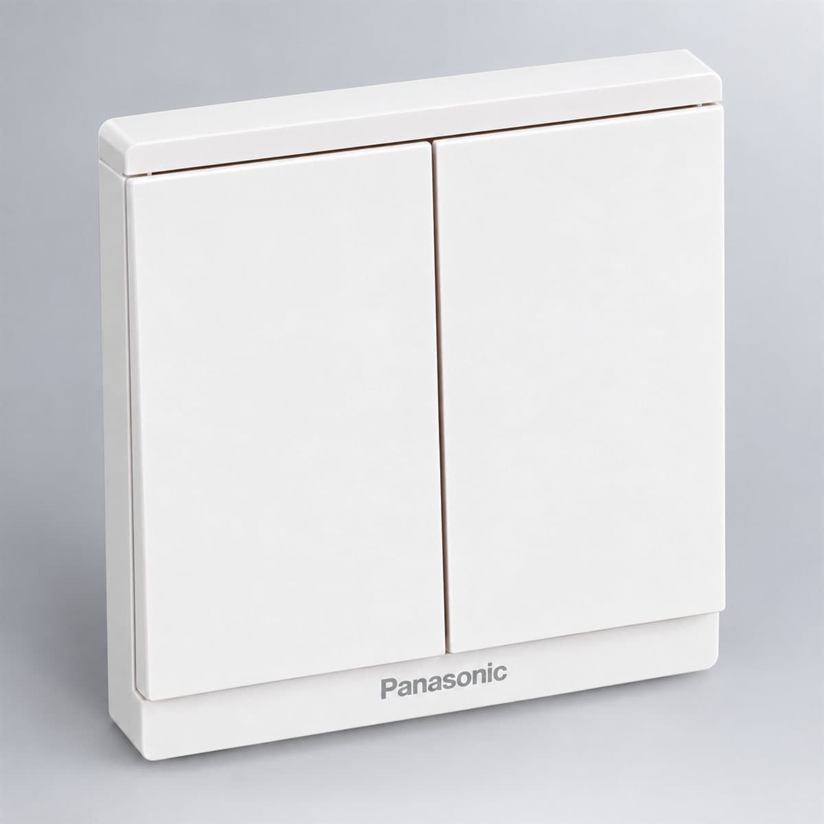 Bộ 2 công tắc E, đảo chiều, bắt vít Moderva Panasonic chụp góc nghiêng 3/4, thấy rõ mặt và cạnh bên