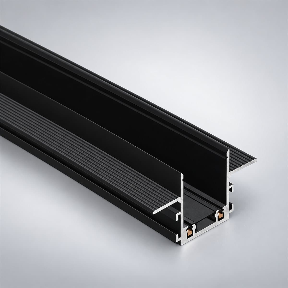 Thanh ray nam châm lắp âm NMG1-RR Panasonic chụp góc nghiêng 3/4, thấy rõ thân và cạnh bên