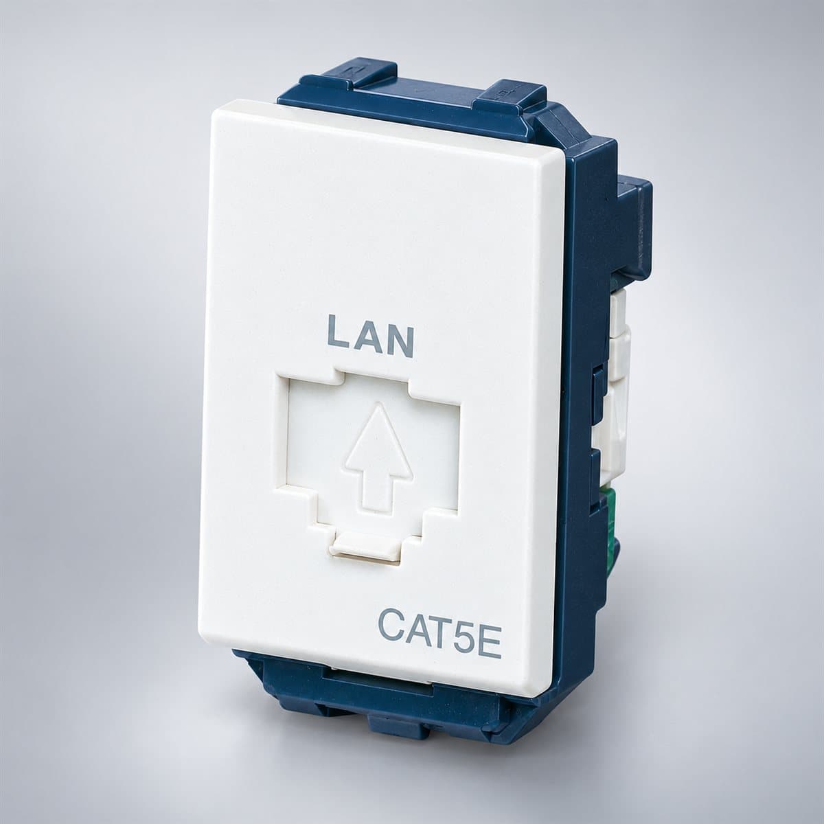 Ổ cắm data Halumie Panasonic chụp góc nghiêng 3/4, thấy rõ mặt và cạnh bên