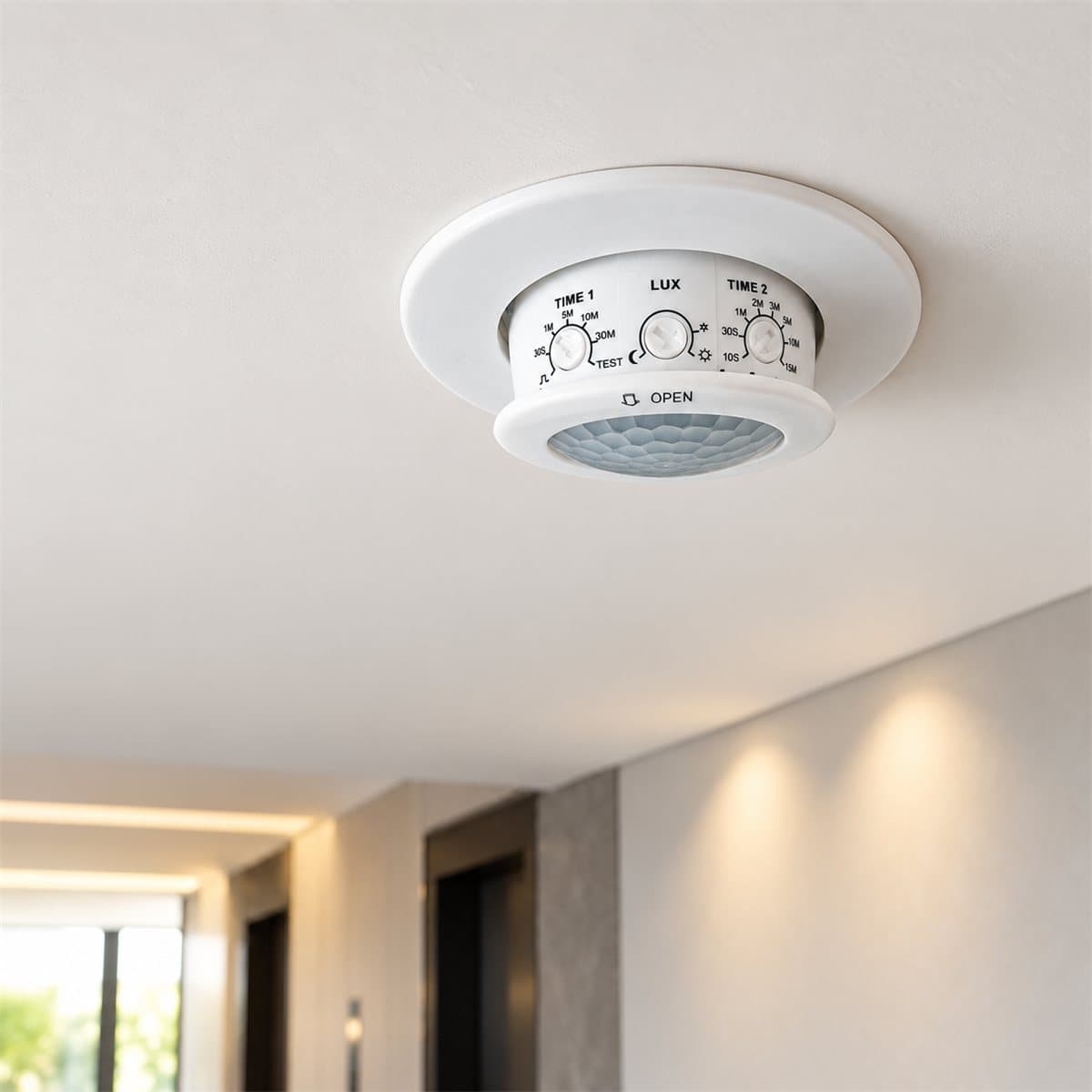 Cảm biến hồng ngoại mini 360 độ Schneider đã lắp đặt trong nhà