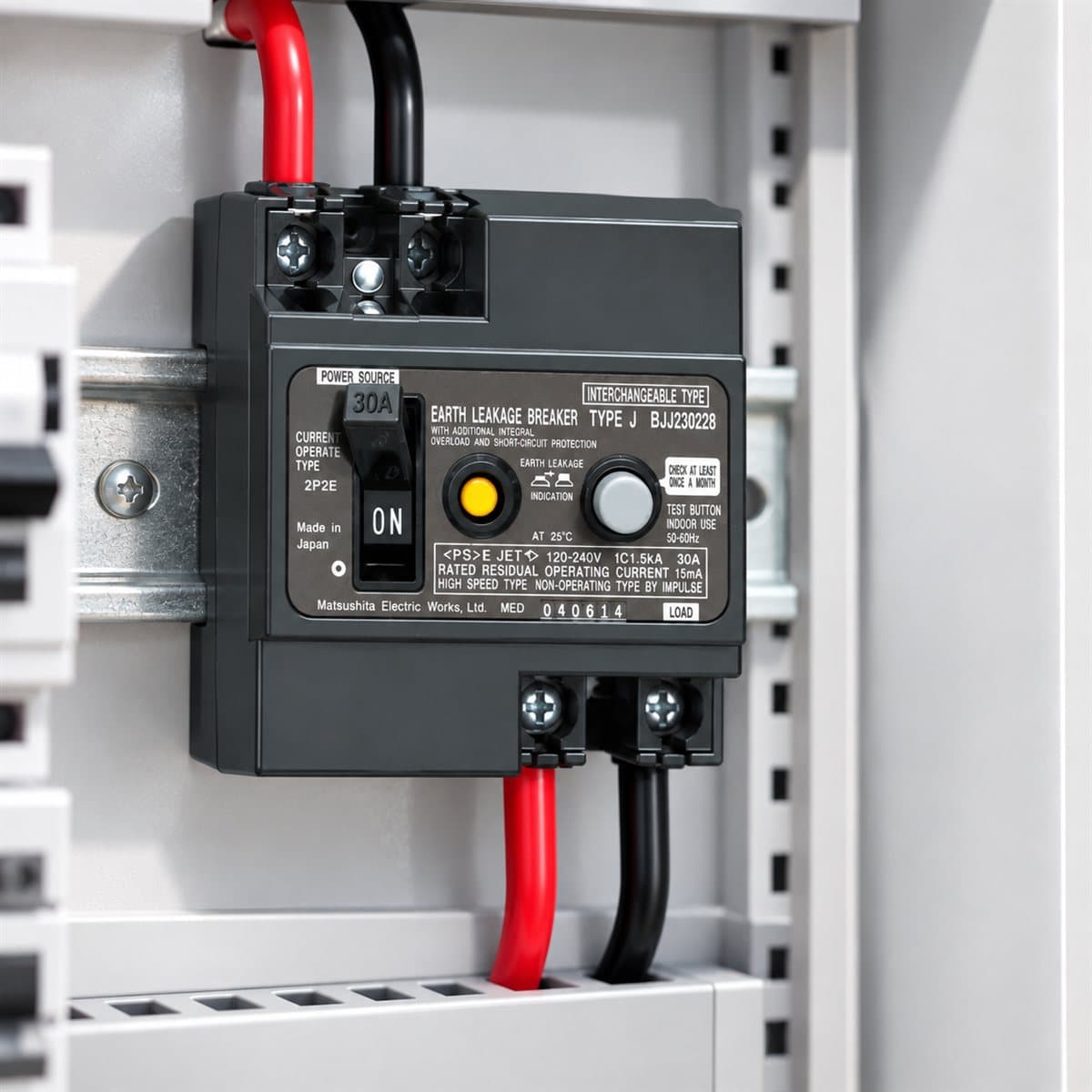 Bộ cầu dao an toàn 2P2E Panasonic đã lắp đặt trong nhà