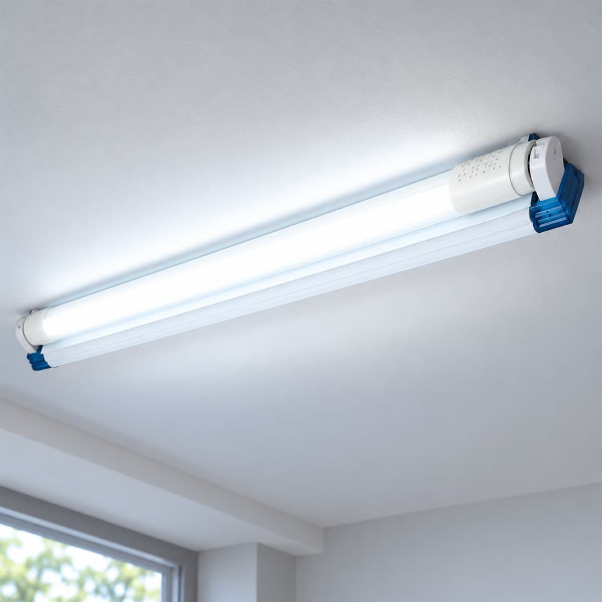 Bộ máng đèn T8 thủy tinh bọc nhựa Panasonic đã lắp đặt, đang chiếu sáng