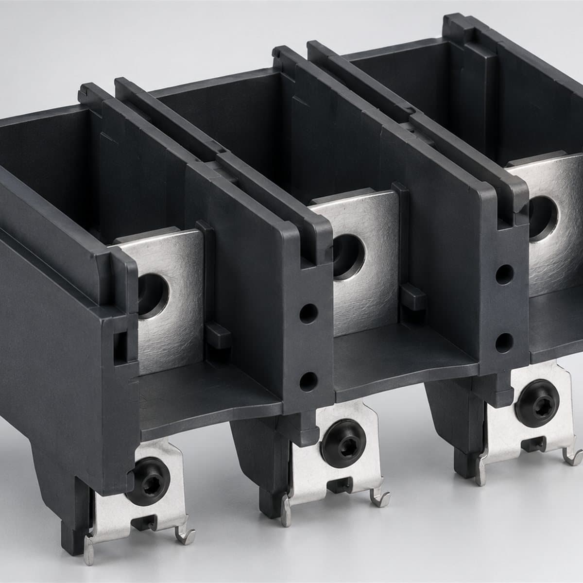 Bộ giữ cáp cho contactor TeSys Giga Schneider chụp góc nghiêng 3/4, thấy rõ mặt và cạnh bên