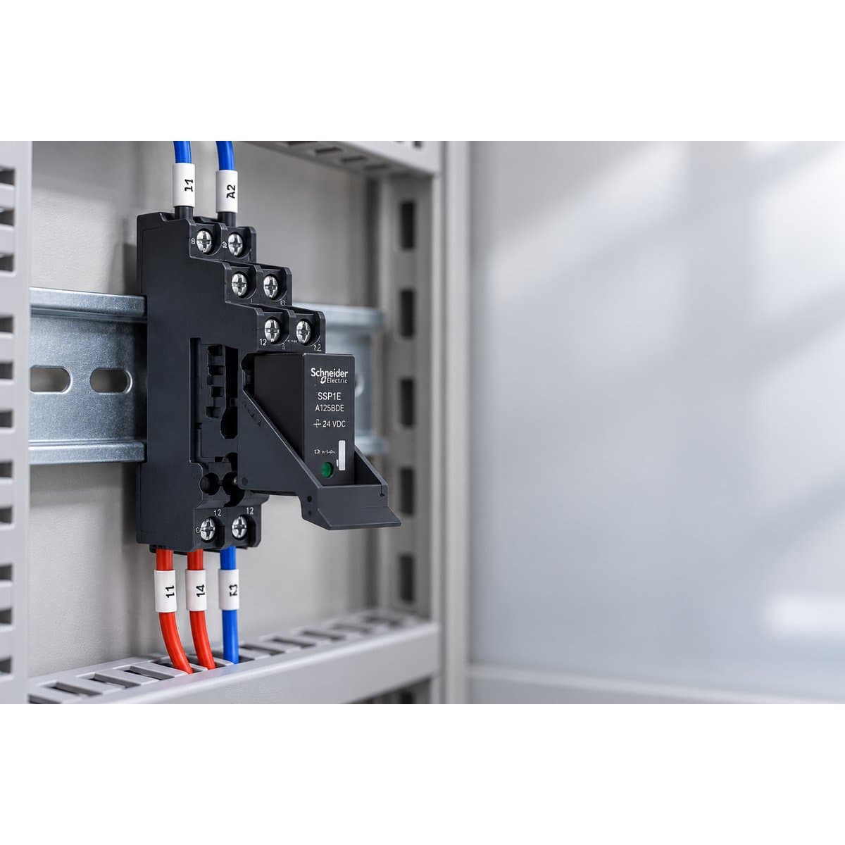 Đế rơ le RXG và rơ le bán dẫn SSP1E Schneider đã lắp đặt trong nhà