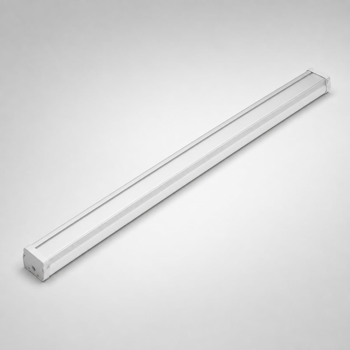Đèn SIMPLITZ Batten V4 HE chụp góc nghiêng 3/4, thấy rõ thân và mặt bên
