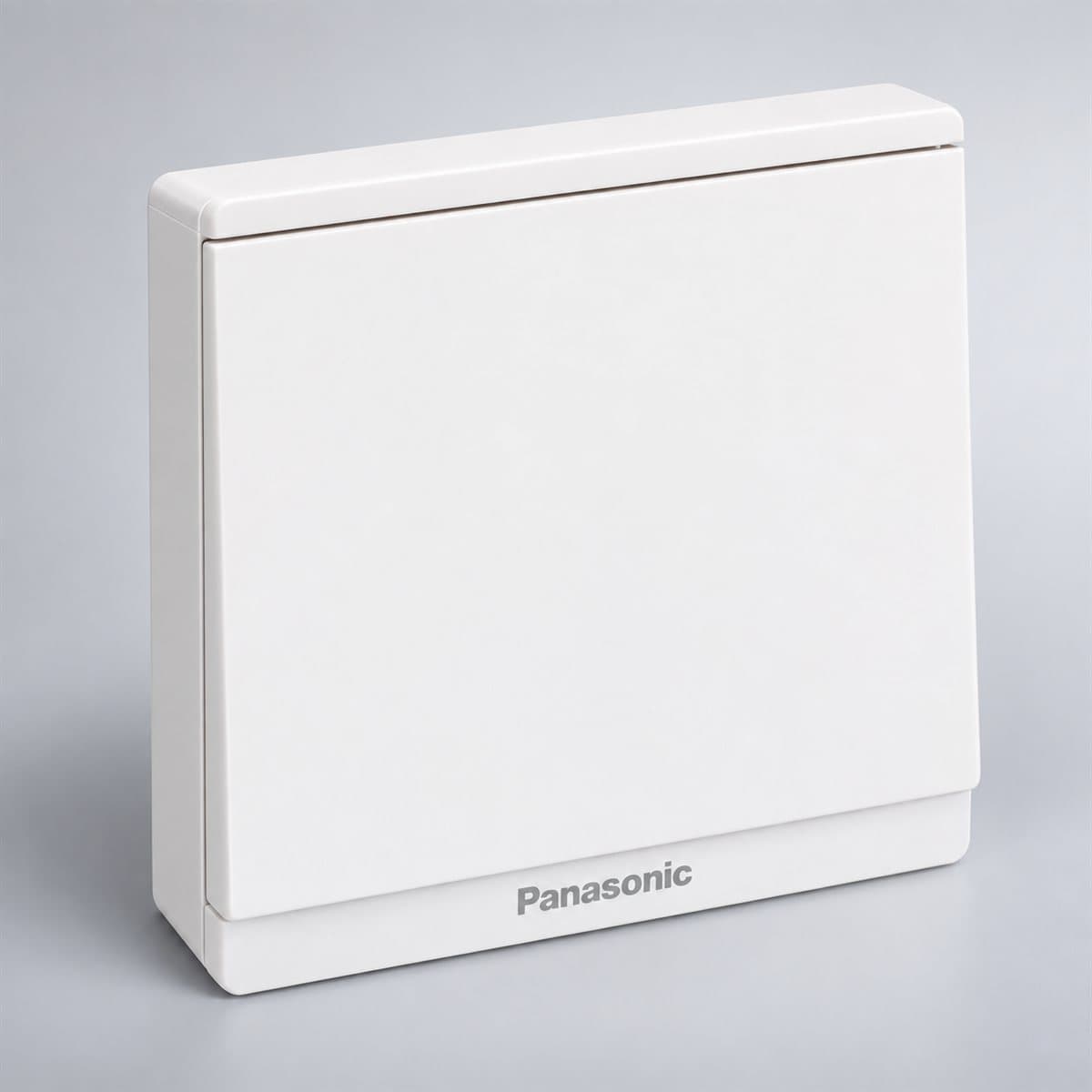 Bộ 1 công tắc B, 1 chiều, bắt vít Moderva Panasonic chụp góc nghiêng 3/4, thấy rõ mặt và cạnh bên