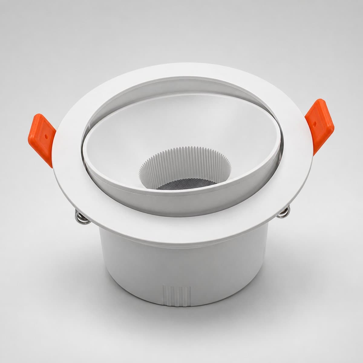 Đèn DOWNLIGHT CHỈNH GÓC chụp góc nghiêng 3/4, thấy rõ thân và mặt bên