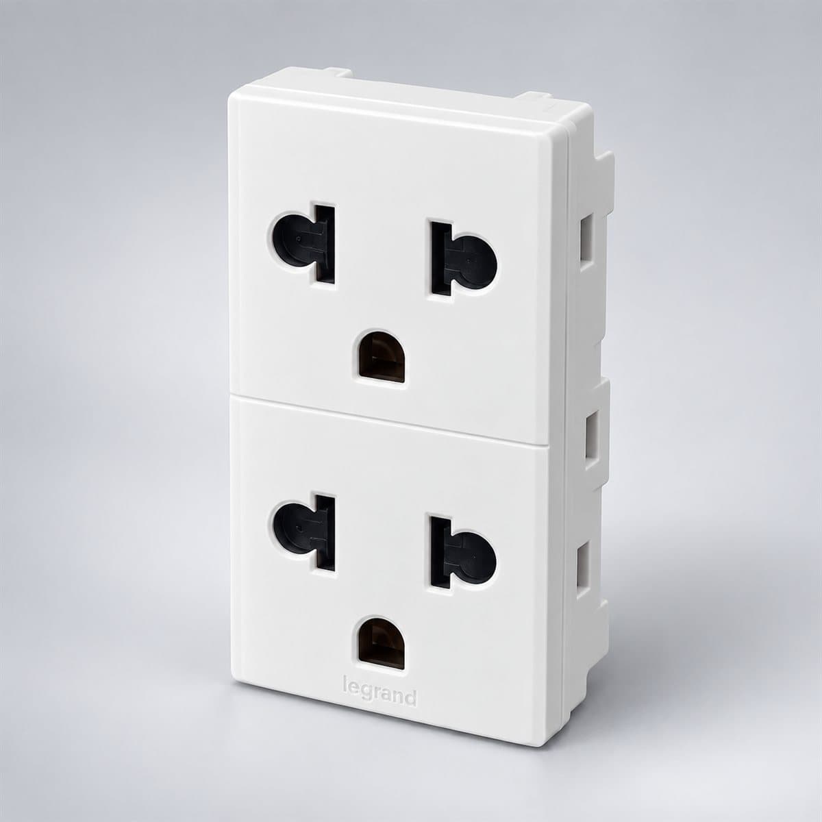 Ổ cắm đôi 3 chấu, 3 mô-đun Rivia Legrand chụp góc nghiêng 3/4, thấy rõ mặt và cạnh bên