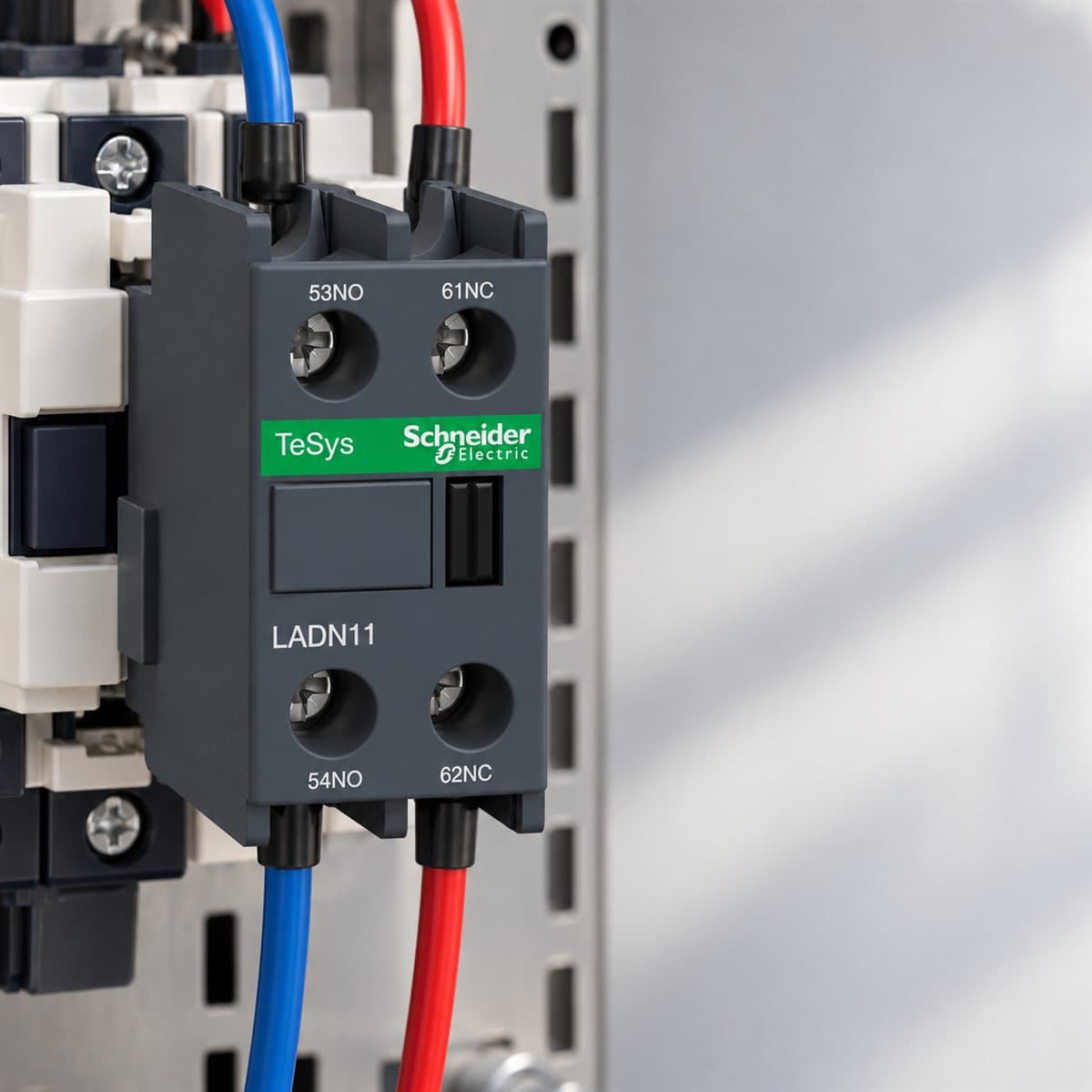 Khối tiếp điểm phụ gắn trước TeSys LADN Schneider đã lắp đặt trong nhà