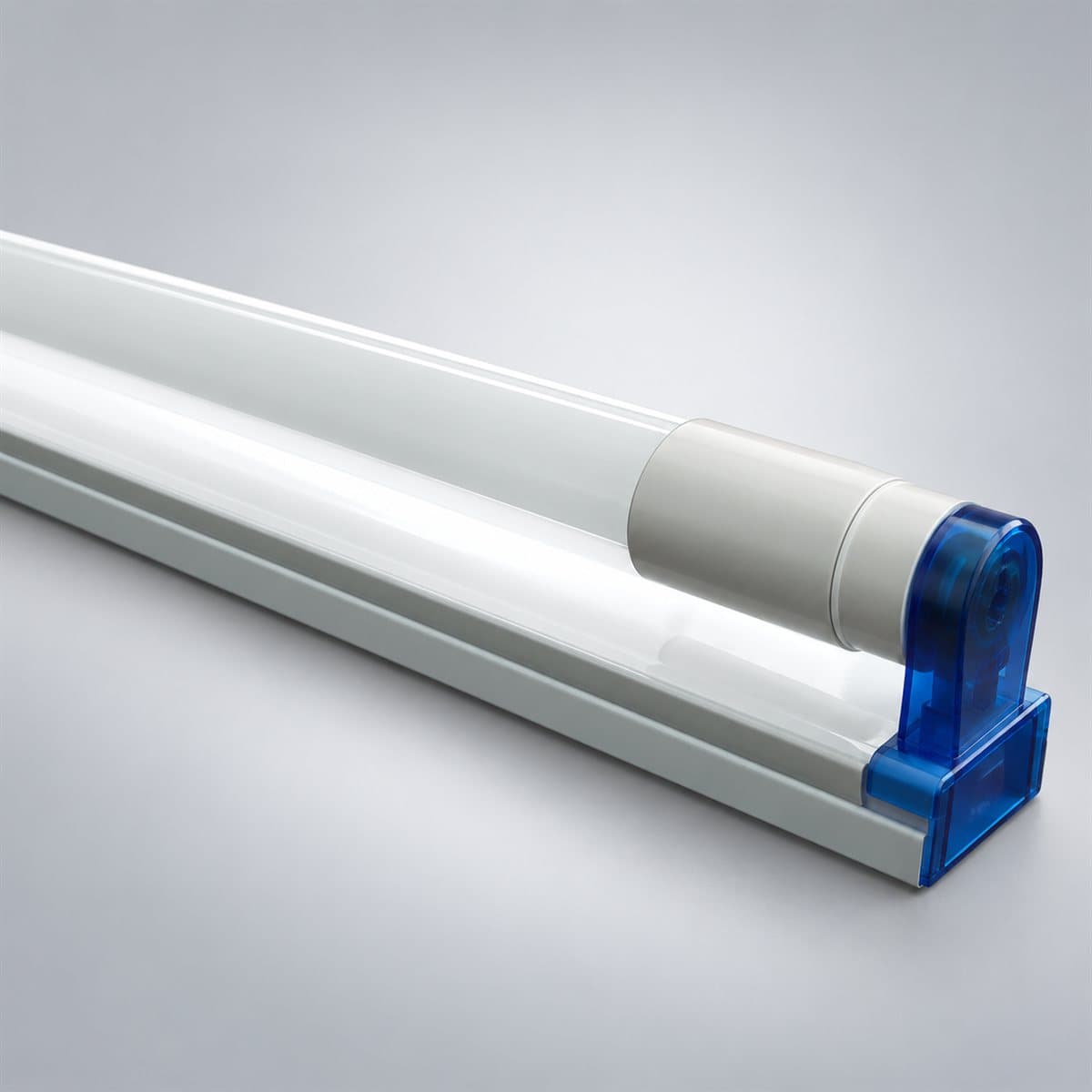 Bộ máng đèn T8 thủy tinh Panasonic chụp góc nghiêng 3/4, thấy rõ thân và cạnh bên