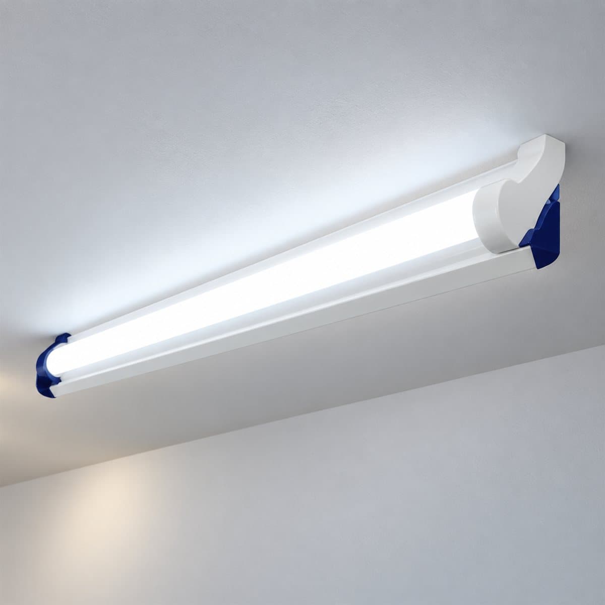 Máng đèn tuýp T8 Panasonic đã lắp đặt, đang chiếu sáng