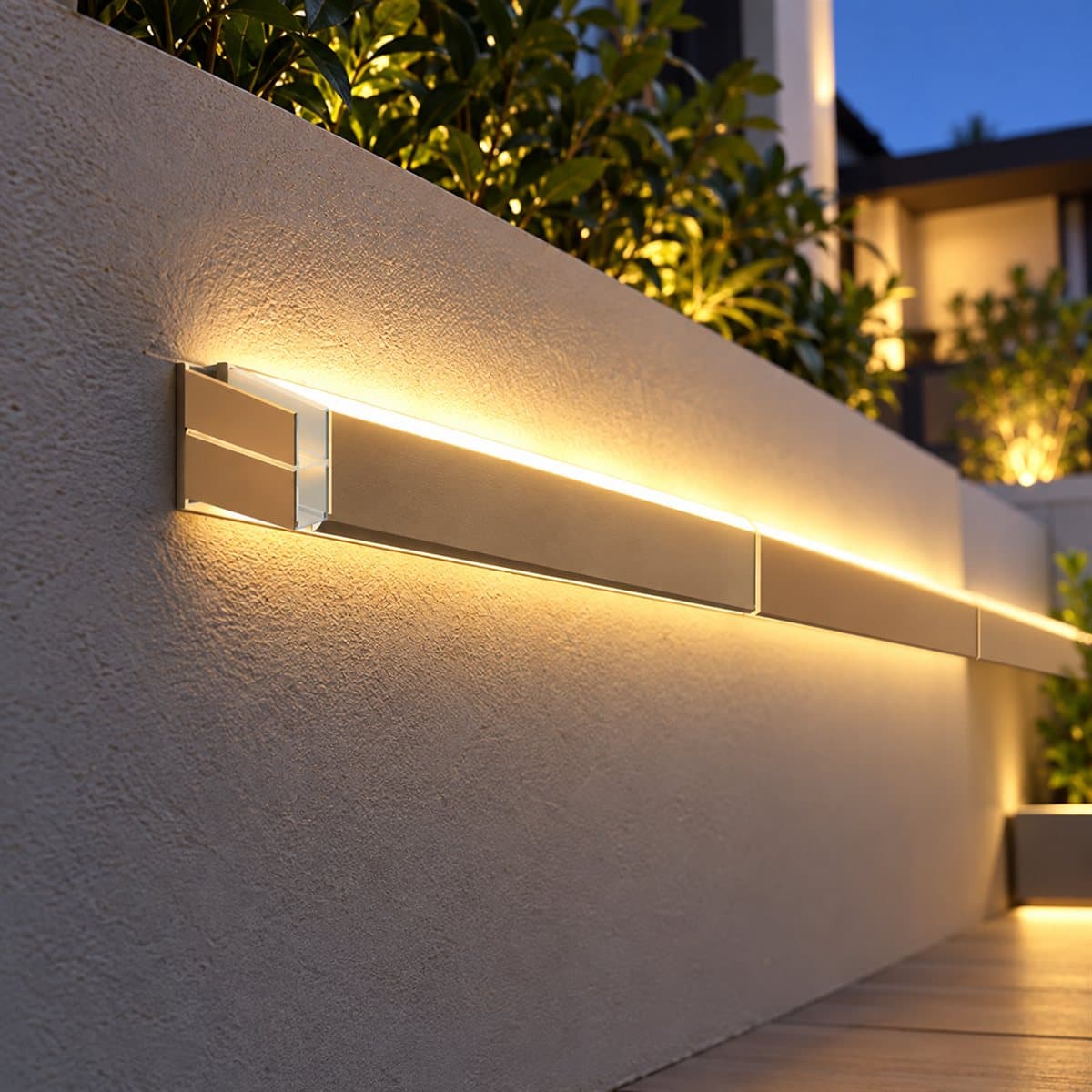 Nẹp gắn tường nhôm LED dây ngoài trời Panasonic đã lắp đặt, đang chiếu sáng
