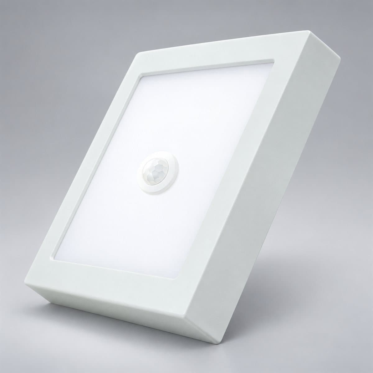 Đèn panel ốp nổi cảm biến vuông Panasonic chụp góc nghiêng 3/4, thấy rõ thân và cạnh bên