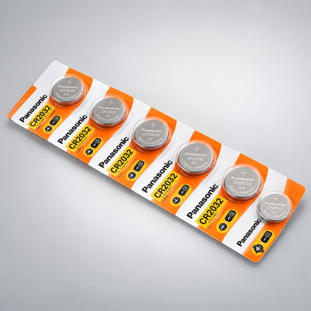 Đèn Pin lithium Panasonic chụp góc nghiêng 3/4, thấy rõ thân và cạnh bên
