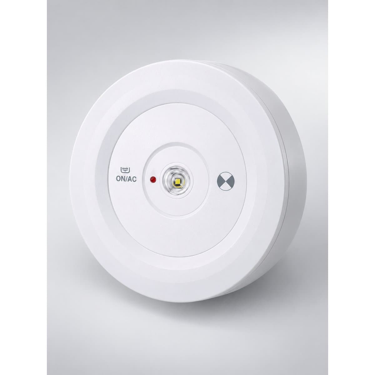 Đèn chỉ dẫn thoát hiểm Panasonic chụp góc nghiêng 3/4, thấy rõ thân và cạnh bên