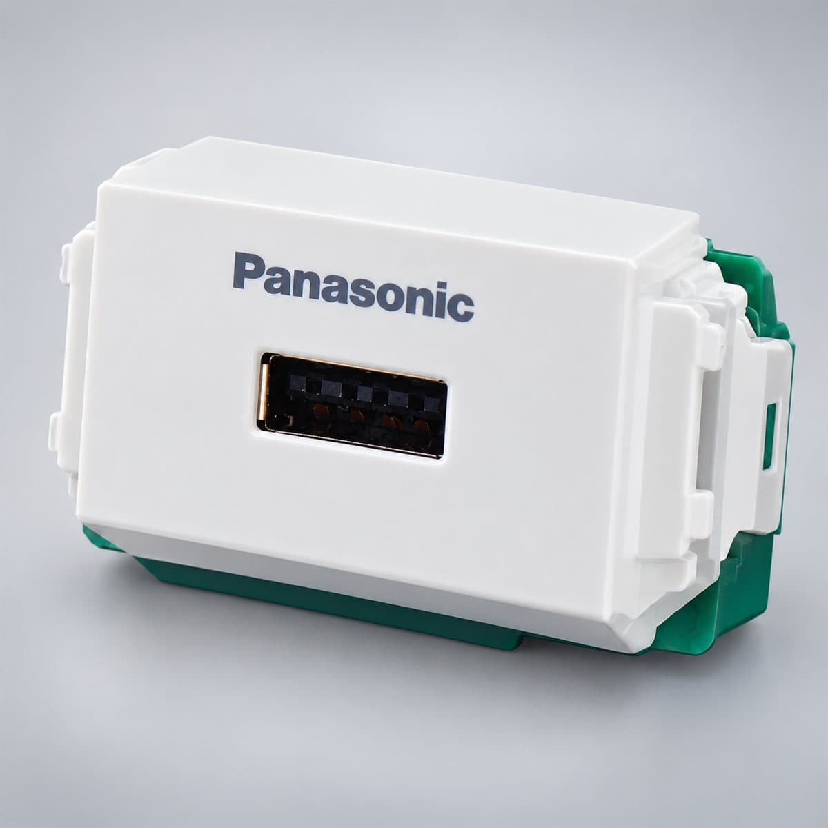 Ổ cắm sạc USB 1 cổng, bắt vít Halumie Panasonic chụp góc nghiêng 3/4, thấy rõ mặt và cạnh bên