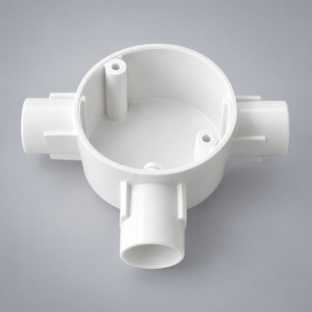 Hộp nối tròn 3 ngã ống luồn PVC Panasonic chụp góc nghiêng 3/4, thấy rõ mặt và cạnh bên