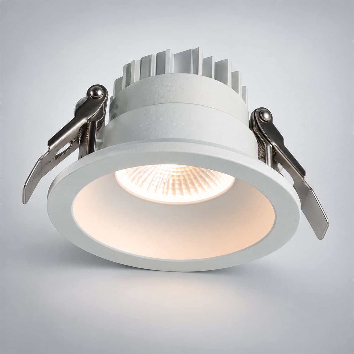 Đèn ốp trần ngoài trời NDL1833 Panasonic chụp góc nghiêng 3/4, thấy rõ thân và cạnh bên