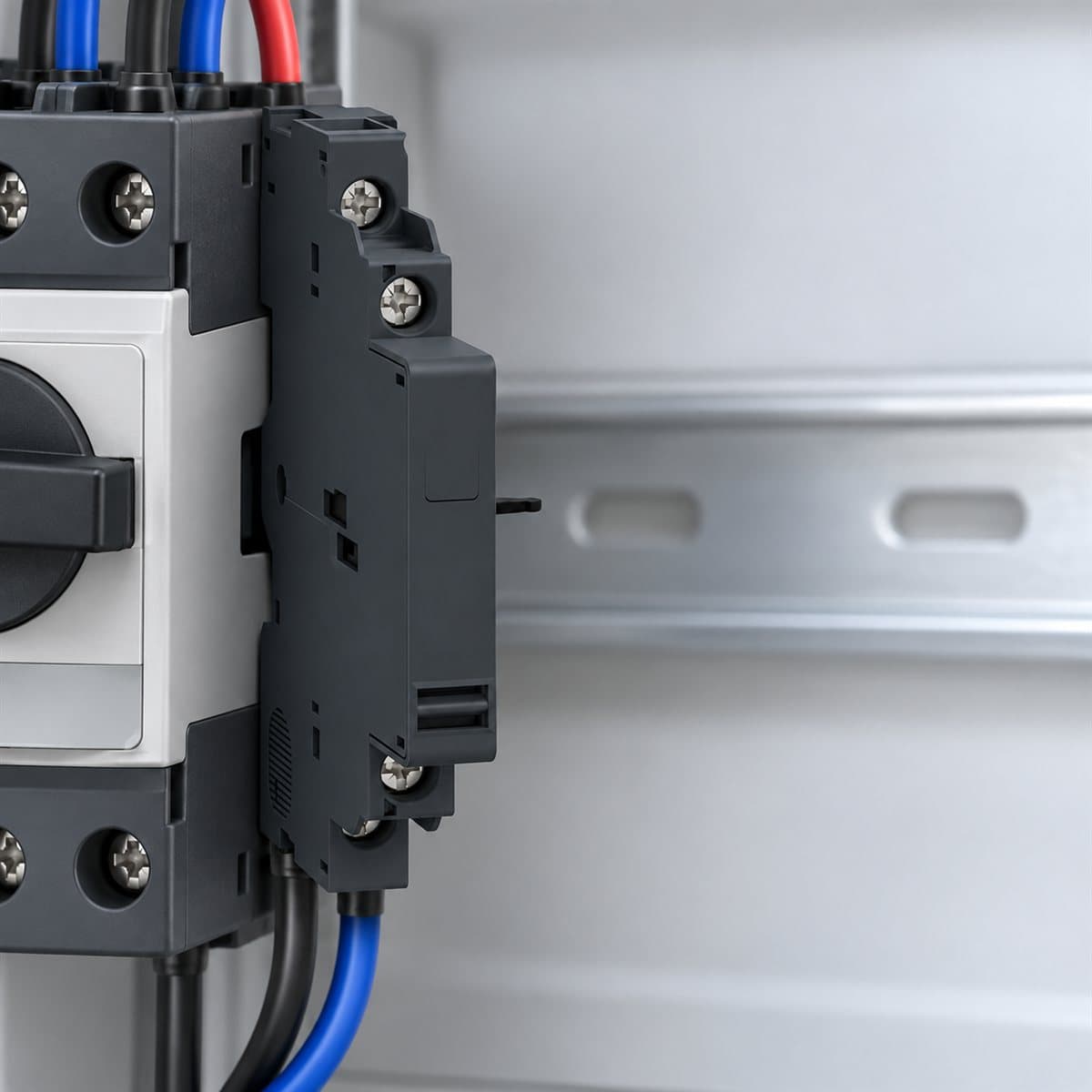 Tiếp điểm báo lỗi + tiếp điểm phụ lắp bên trái TeSys GV2 Schneider đã lắp đặt trong nhà