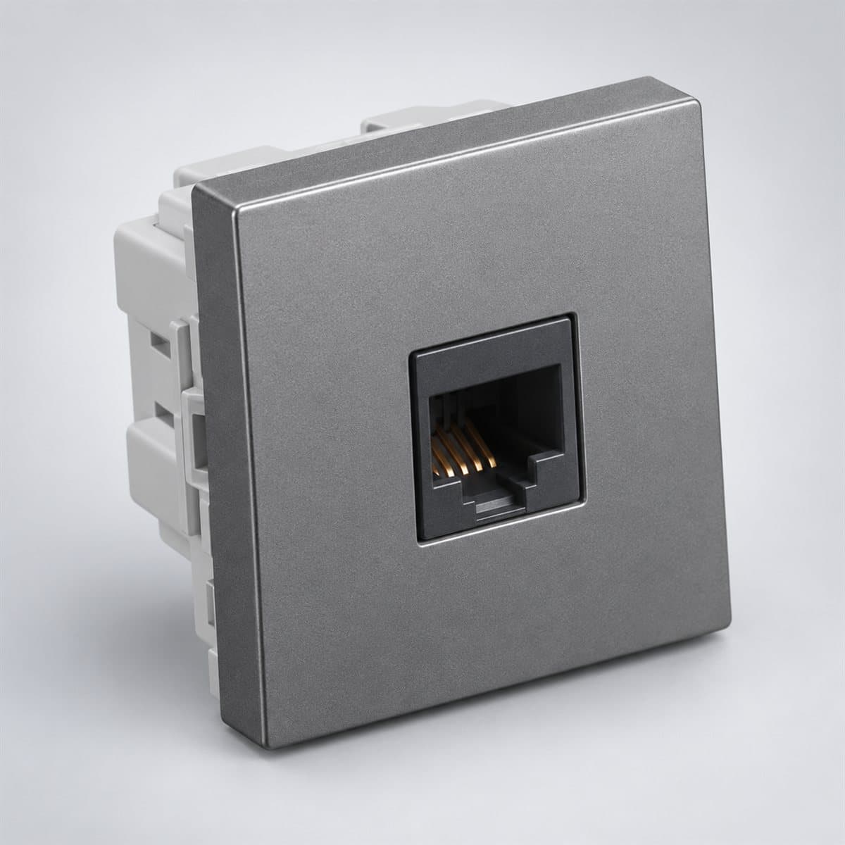Ổ cắm mạng cat6 đơn Mallia Senses Legrand chụp góc nghiêng 3/4, thấy rõ mặt và cạnh bên