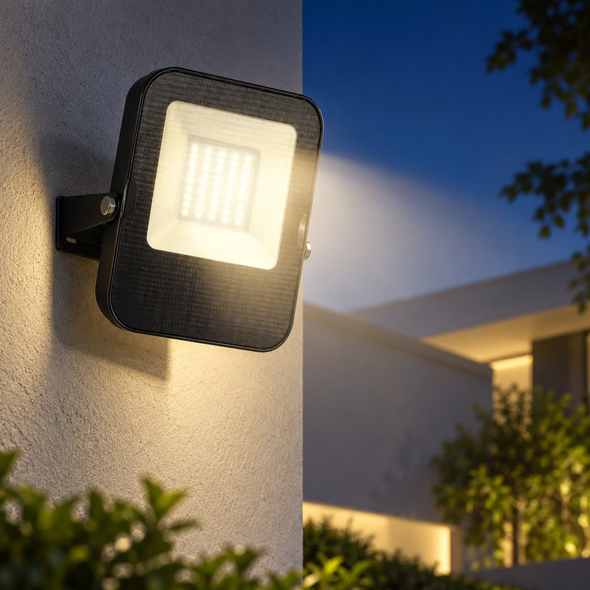 Đèn pha LED Venus Series Panasonic đã lắp đặt, đang chiếu sáng