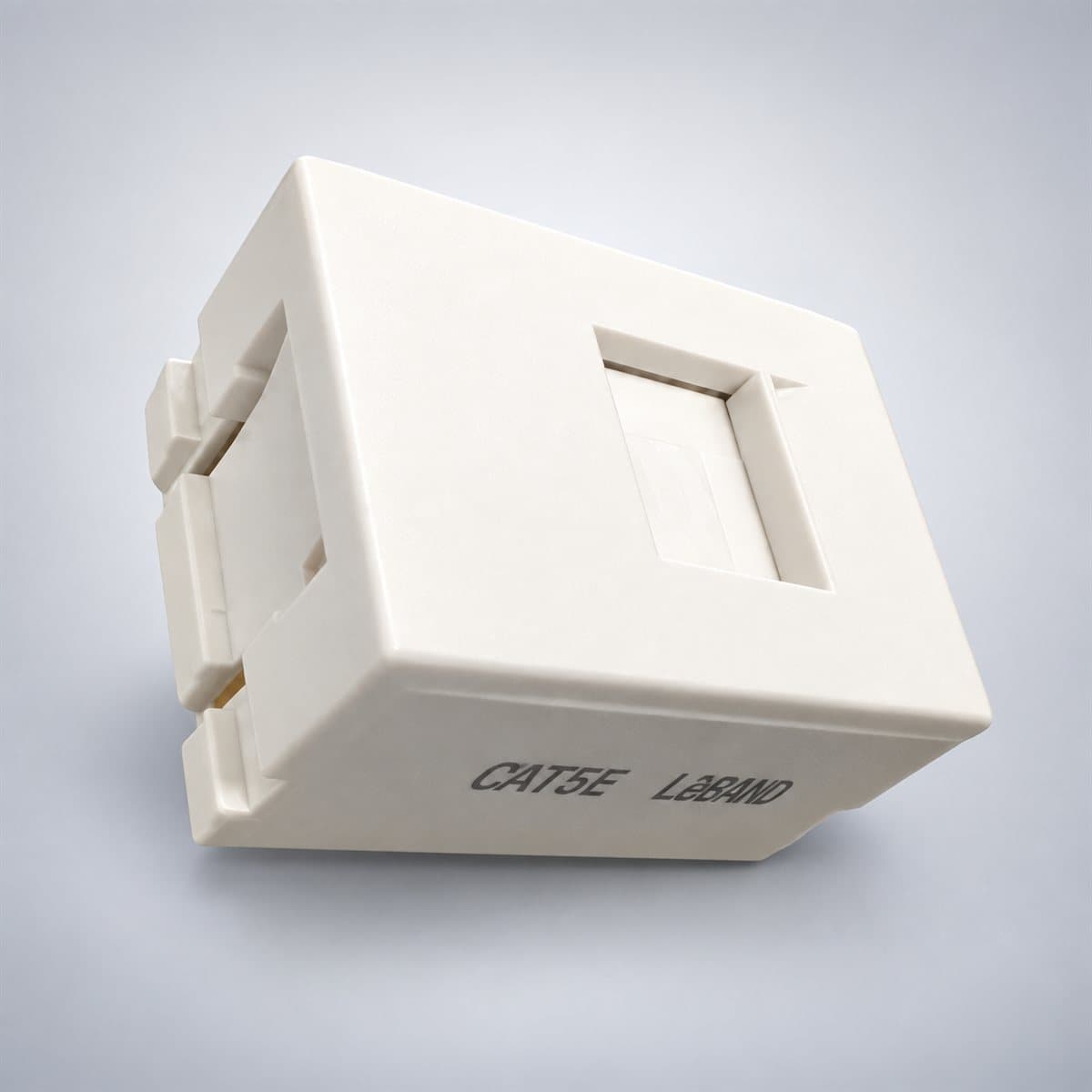 Ổ cắm mạng cat5e, 1 mô-đun Rivia Legrand chụp góc nghiêng 3/4, thấy rõ mặt và cạnh bên