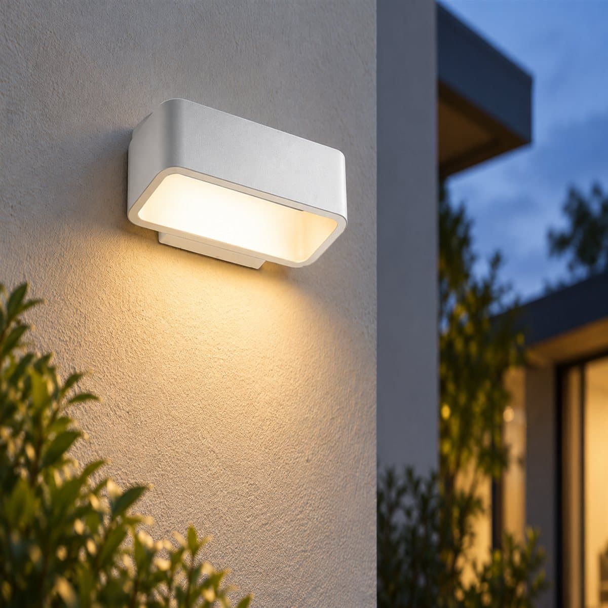 Đèn gắn tường ngoài trời LED NBL2721 Panasonic đã lắp đặt, đang chiếu sáng