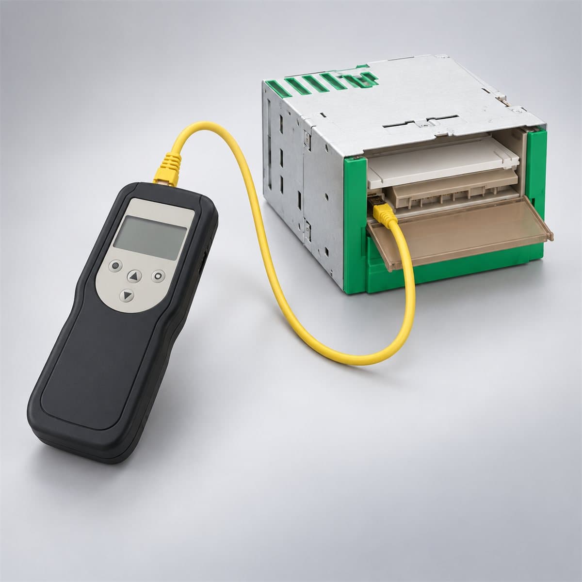 Công cụ cấu hình Multi-Loader cho Altivar 12 Schneider chụp góc nghiêng 3/4, thấy rõ mặt và cạnh bên