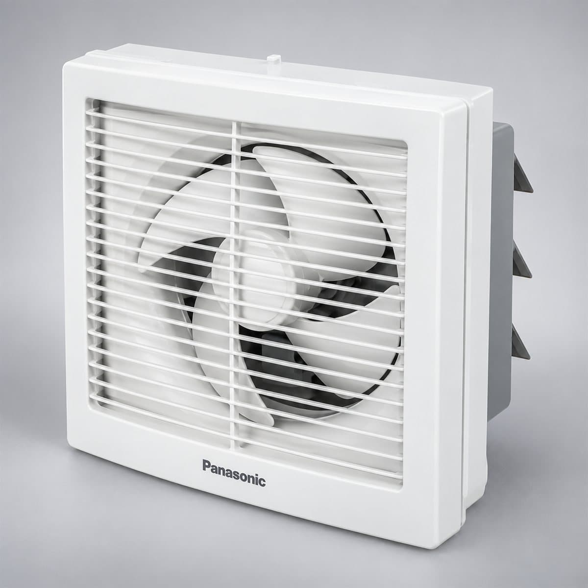 Quạt hút gắn tường 1 chiều, có màn che Panasonic chụp góc nghiêng 3/4, thấy rõ mặt và cạnh bên