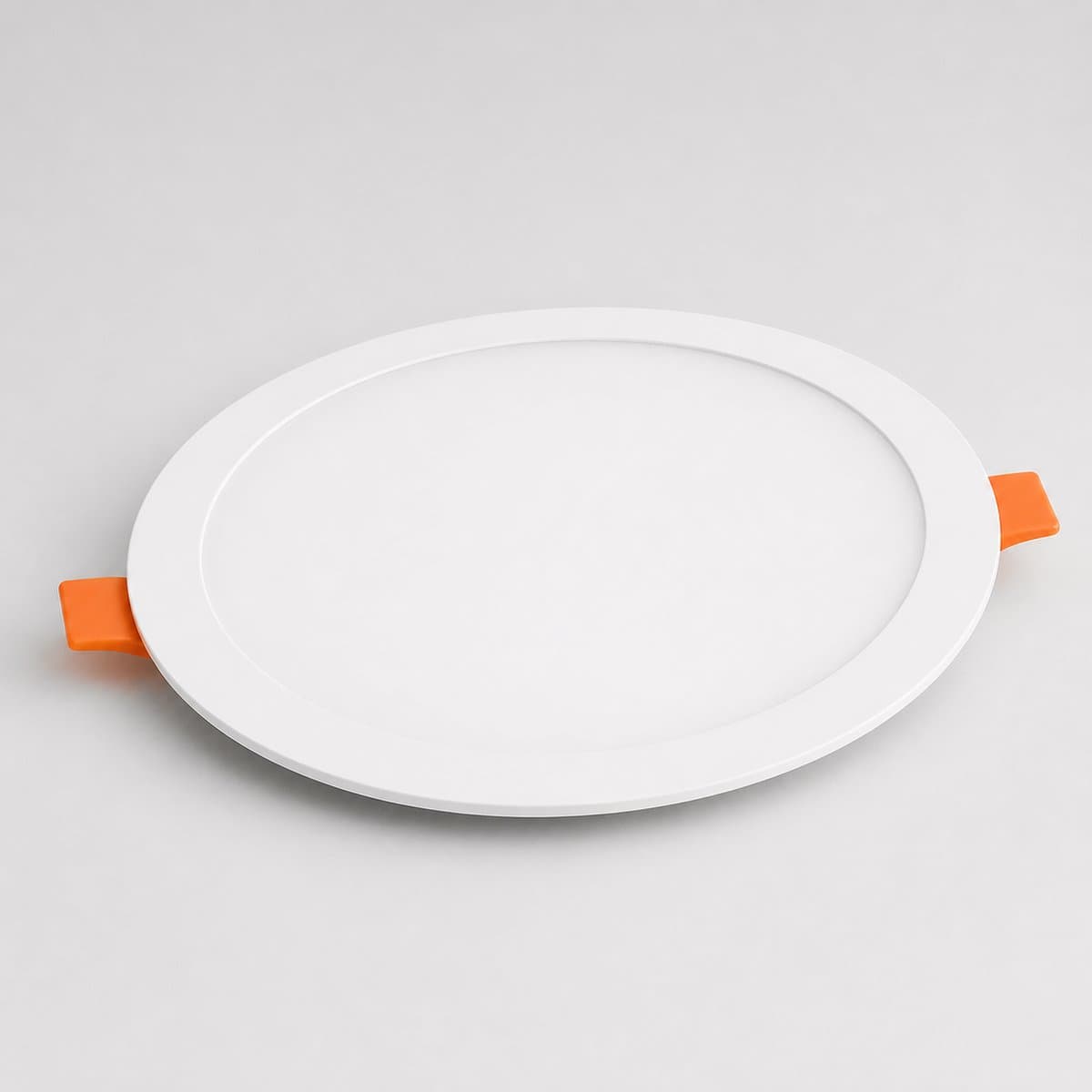 Đèn DOWNLIGHT SIÊU MỎNG chụp góc nghiêng 3/4, thấy rõ thân và mặt bên