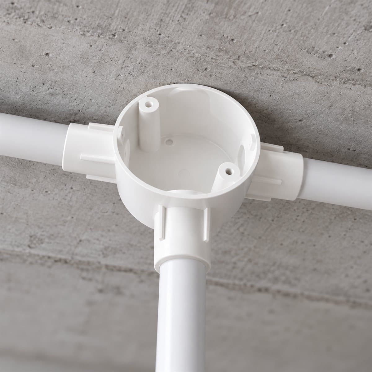 Hộp nối tròn 3 ngã ống luồn PVC Panasonic đã lắp đặt trong nhà