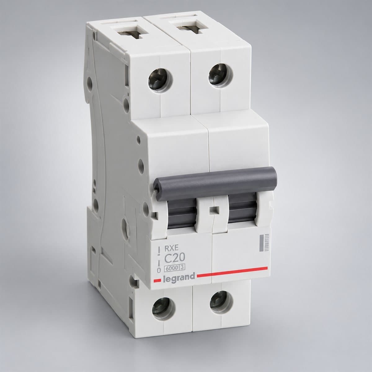Cầu dao tự động MCB RXE Legrand chụp góc nghiêng 3/4, thấy rõ mặt và cạnh bên