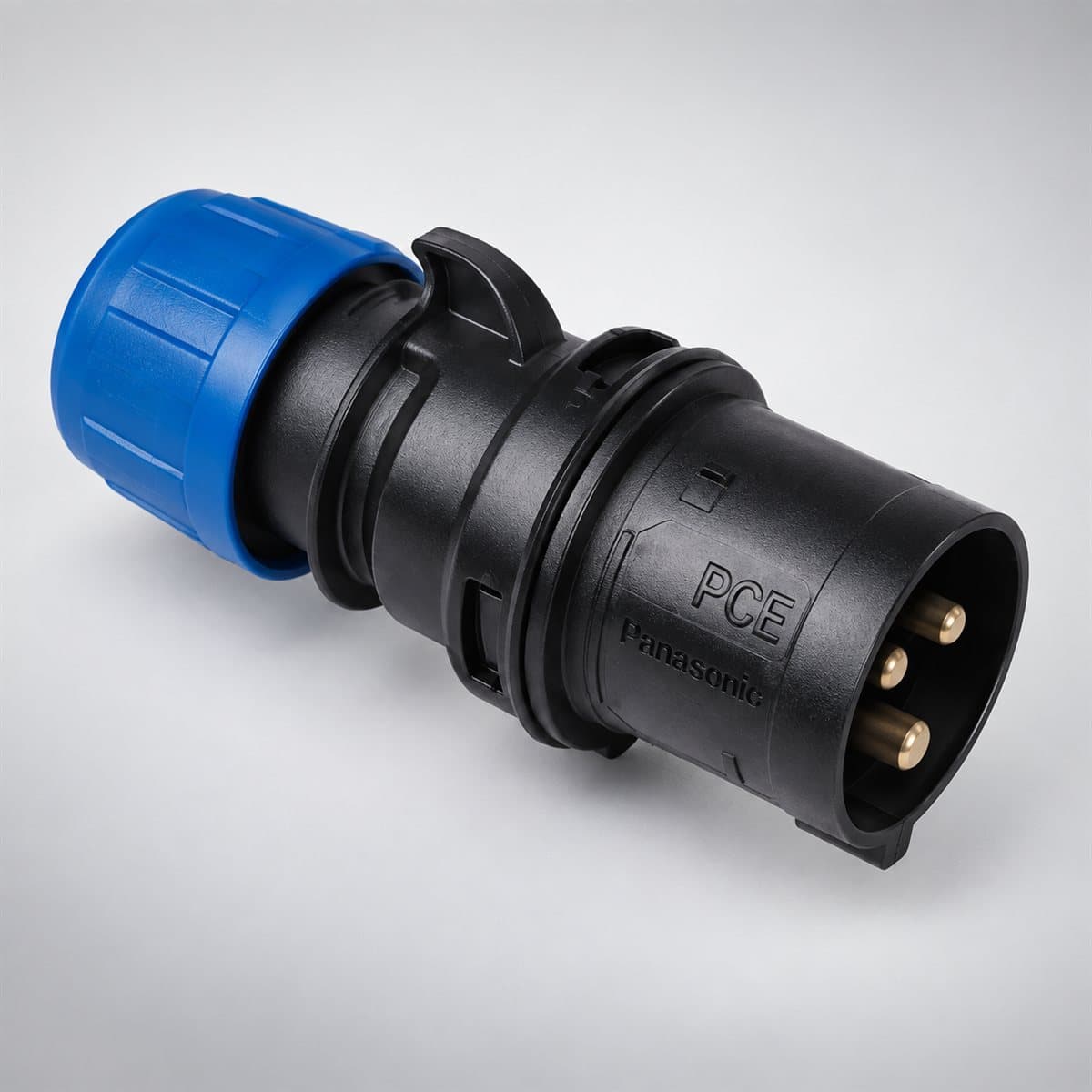 Phích cắm di động loại không kín nước PCE Panasonic chụp góc nghiêng 3/4, thấy rõ mặt và cạnh bên
