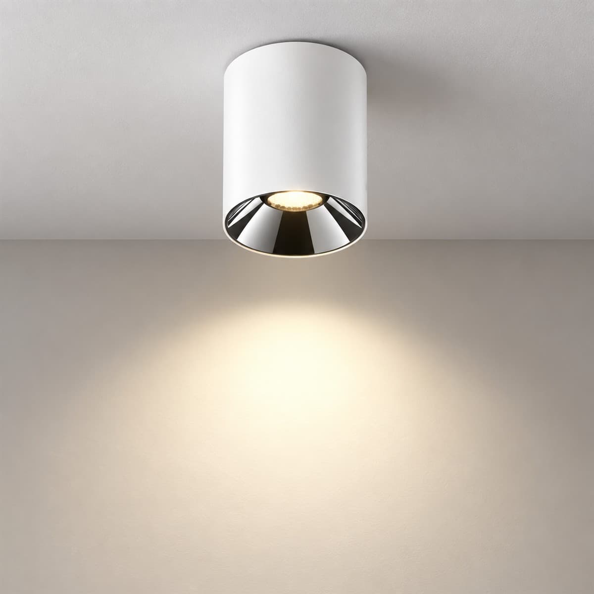 Đèn Spotlight trụ ốp nổi 10W 36° Lumi đã lắp đặt, đang chiếu sáng