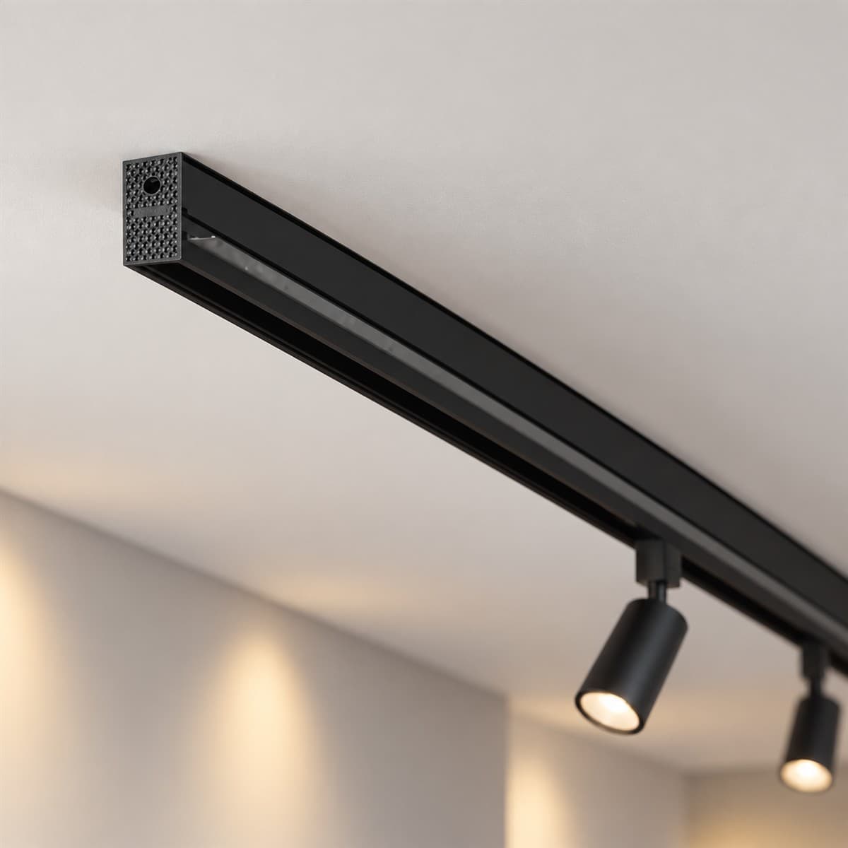 Phụ kiện ray nam châm 48V Lumi đã lắp đặt, đang chiếu sáng