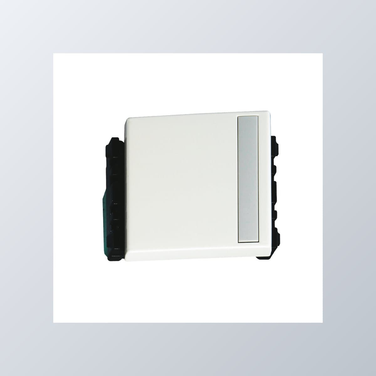 Công tắc C, 2 chiều, loại trung Refina Wide Panasonic chụp góc nghiêng 3/4, thấy rõ mặt và cạnh bên