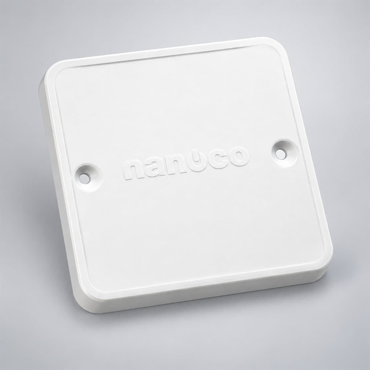Nắp hộp âm đơn dùng cho mặt vuông chuẩn BS Panasonic chụp góc nghiêng 3/4, thấy rõ mặt và cạnh bên