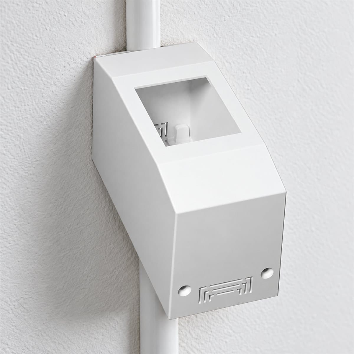 Hộp nổi dùng cho CB 2 tép Panasonic đã lắp đặt trong nhà