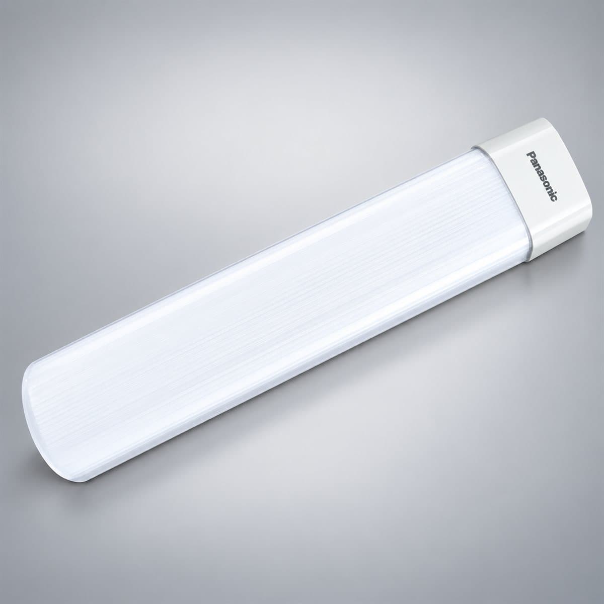 Đèn bán nguyệt Oval nhựa Panasonic chụp góc nghiêng 3/4, thấy rõ thân và cạnh bên