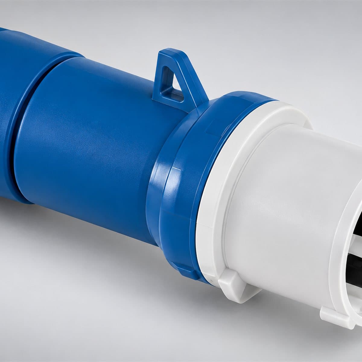 Phích cắm công nghiệp PK Schneider chụp góc nghiêng 3/4, thấy rõ mặt và cạnh bên