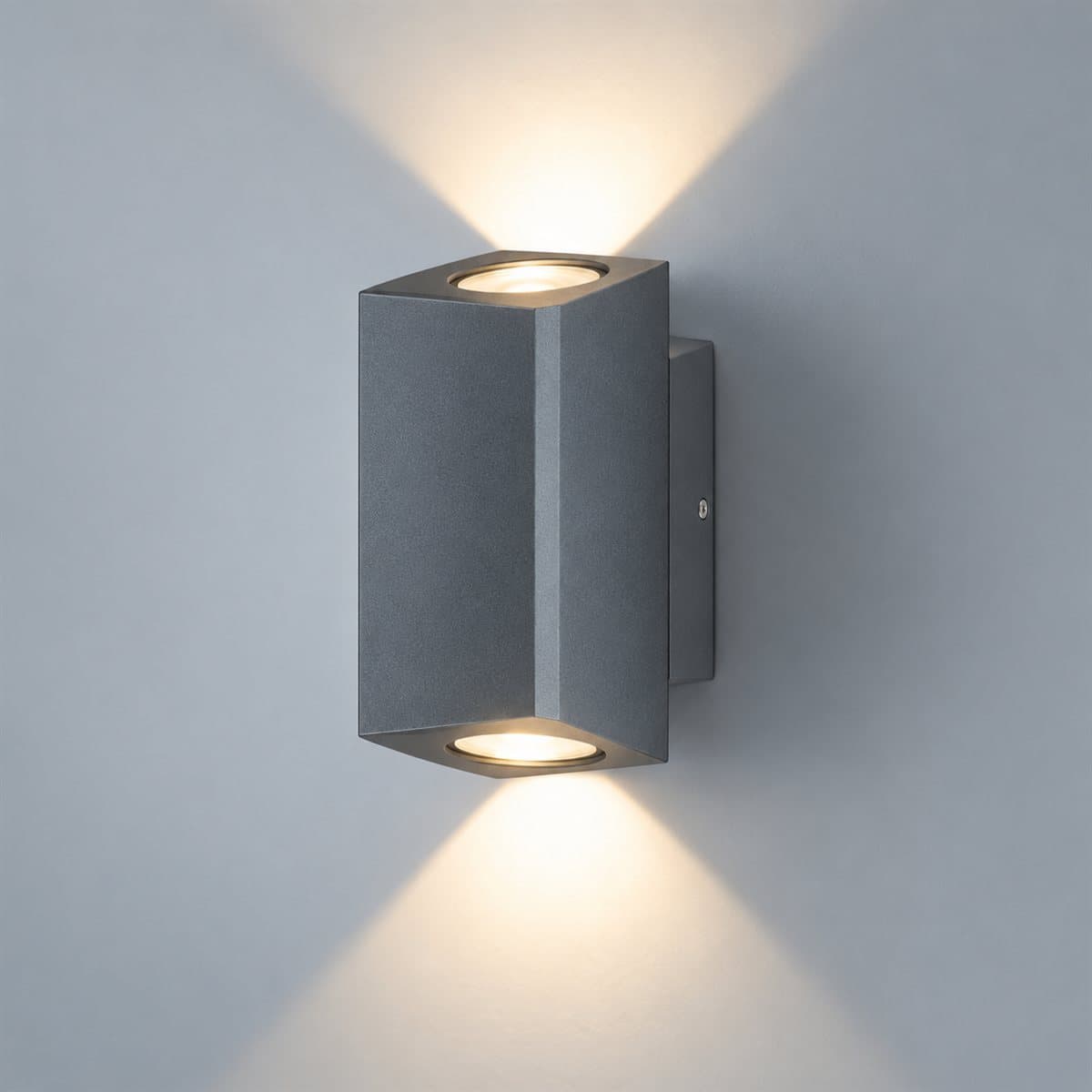Đèn gắn tường ngoài trời LED NBL2621 Panasonic chụp góc nghiêng 3/4, thấy rõ thân và cạnh bên