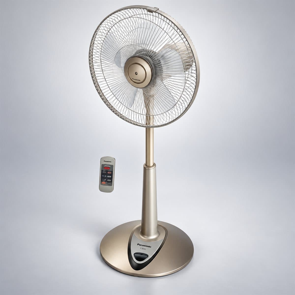 Quạt đứng F-307K Panasonic chụp góc nghiêng 3/4, thấy rõ mặt và cạnh bên