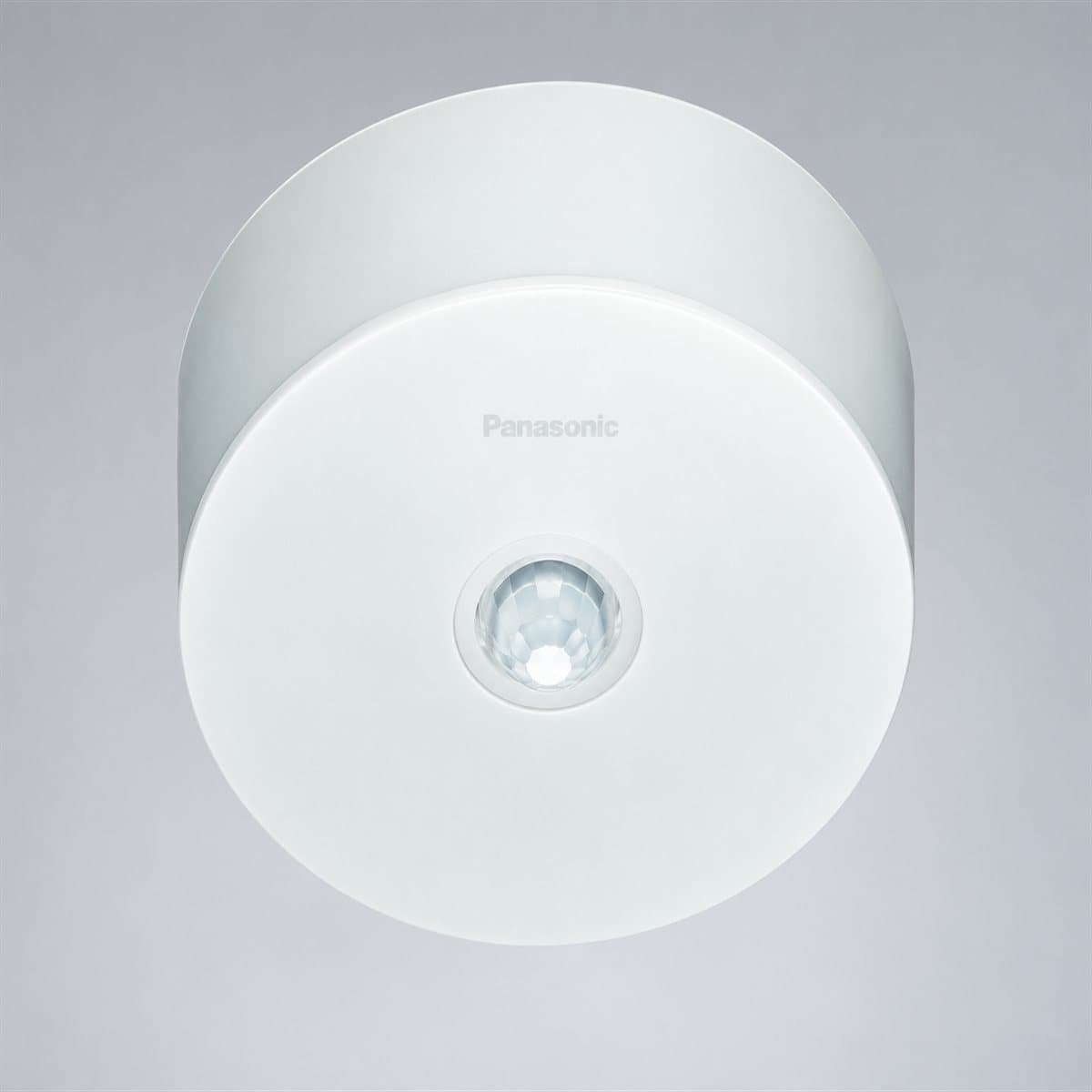 Cảm biến góc rộng (lên tới 13.3m) Panasonic chụp góc nghiêng 3/4, thấy rõ mặt và cạnh bên