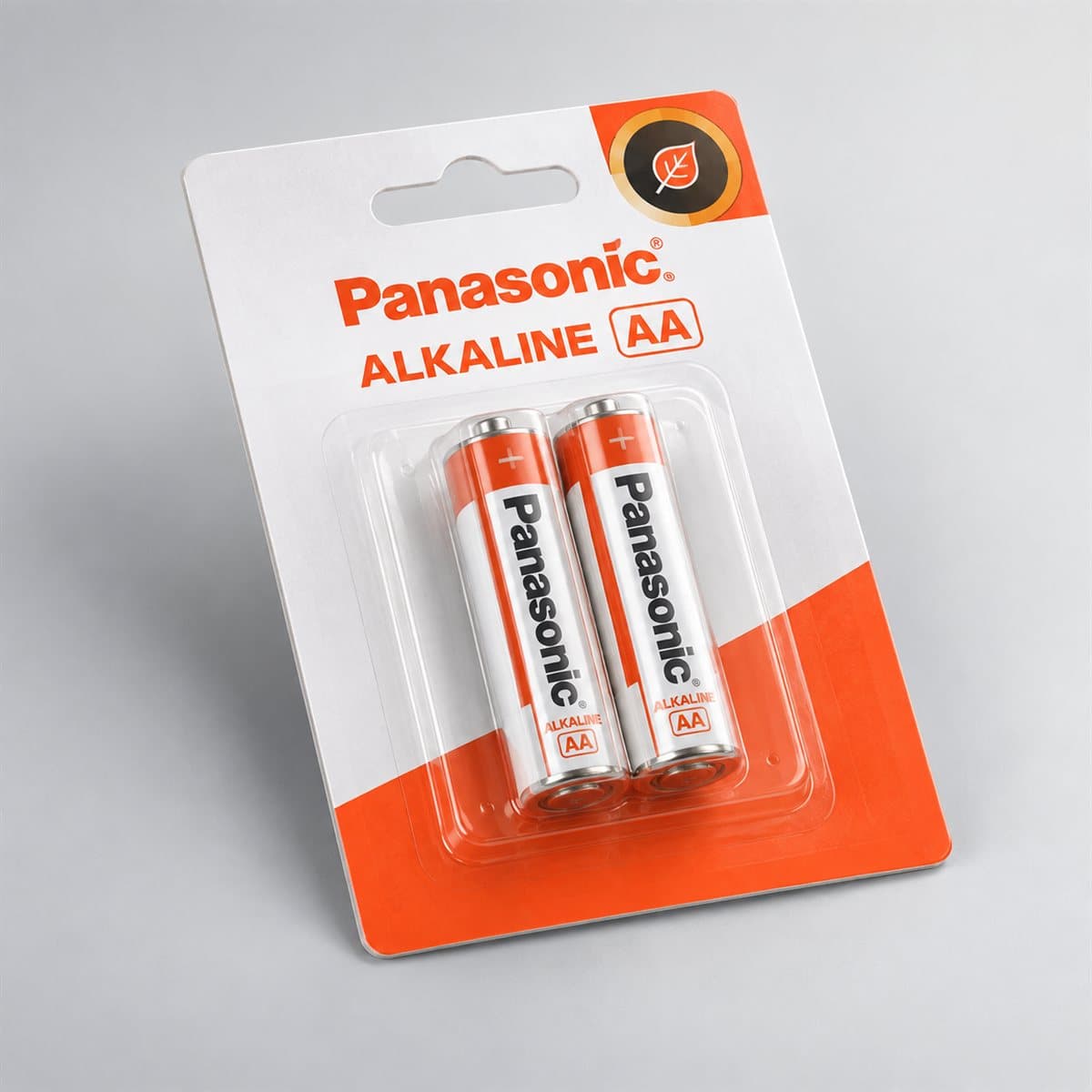 Đèn Pin alkaline AA Panasonic chụp góc nghiêng 3/4, thấy rõ thân và cạnh bên